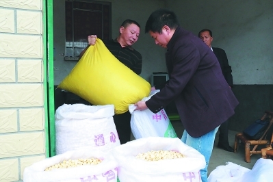 產(chǎn)業(yè)帶動,形成扶貧合力(組圖)